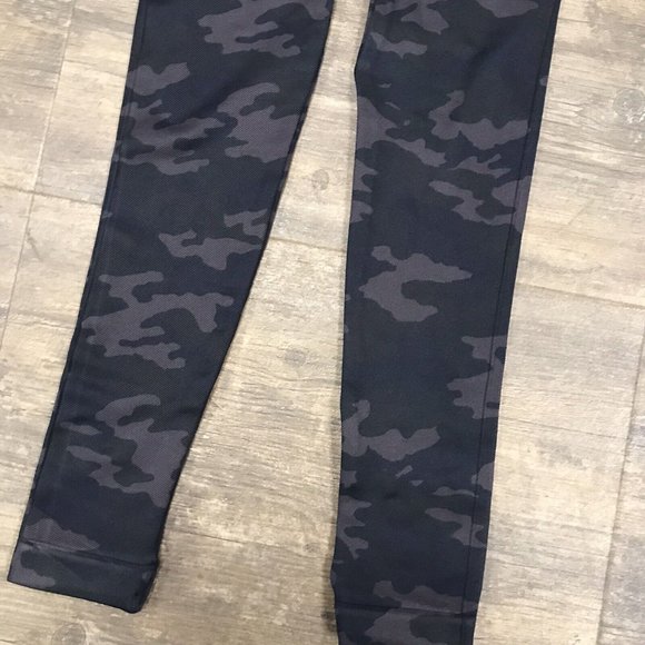 NWT Spanx By Sara Blakely Look At Me Now Leggings Black Camo size XS $68 - Picture 3 of 8